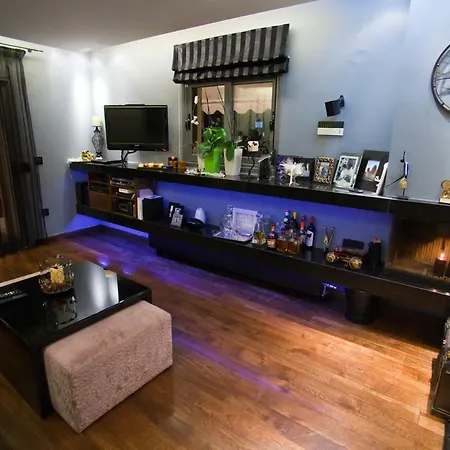 Deluxe Boutique , Jacuzzi, Private Parking, Fireplace