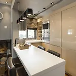Deluxe Boutique , Jacuzzi, Private Parking, Fireplace