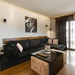 Deluxe Boutique , Jacuzzi, Private Parking, Fireplace *