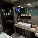 Apartament Deluxe Boutique , Jacuzzi, Private Parking, Fireplace *
