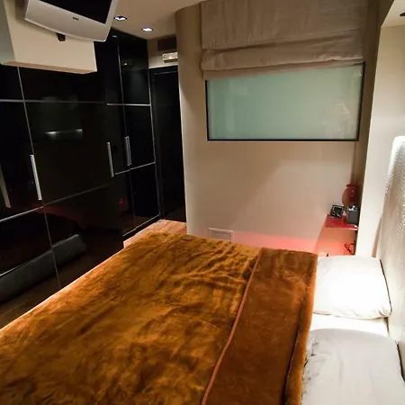 Deluxe Boutique , Jacuzzi, Private Parking, Fireplace סלוניקי