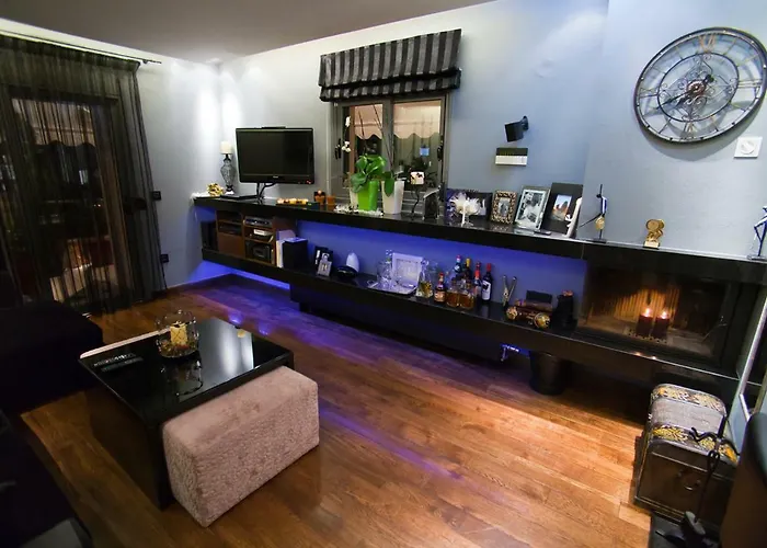 Deluxe Boutique , Jacuzzi, Private Parking, Fireplace