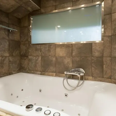 Deluxe Boutique , Jacuzzi, Private Parking, Fireplace