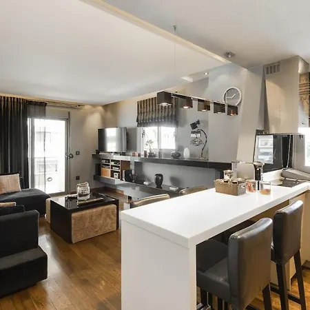 Deluxe Boutique , Jacuzzi, Private Parking, Fireplace