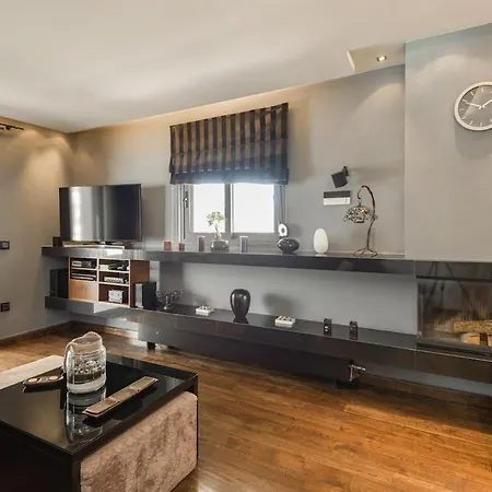 Deluxe Boutique , Jacuzzi, Private Parking, Fireplace Апартаменты