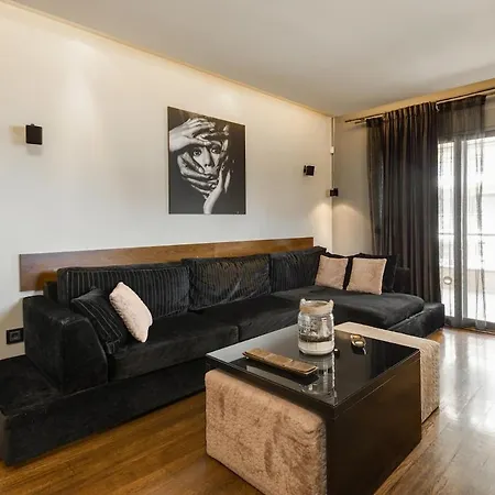 Deluxe Boutique , Jacuzzi, Private Parking, Fireplace *