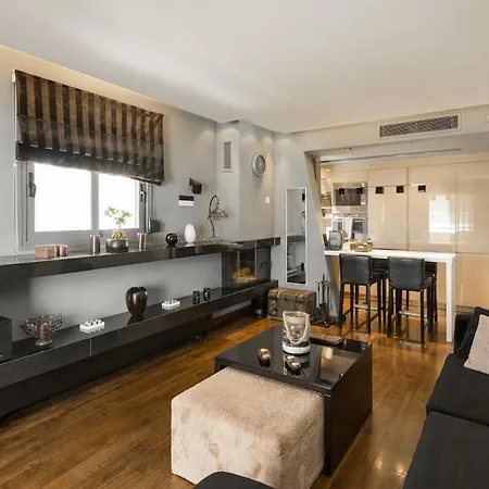 Deluxe Boutique , Jacuzzi, Private Parking, Fireplace *