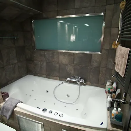 Deluxe Boutique , Jacuzzi, Private Parking, Fireplace Апартаменты