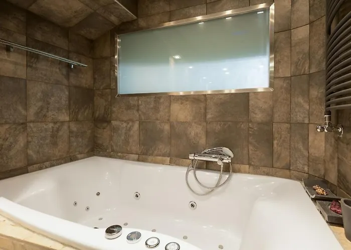 Deluxe Boutique , Jacuzzi, Private Parking, Fireplace